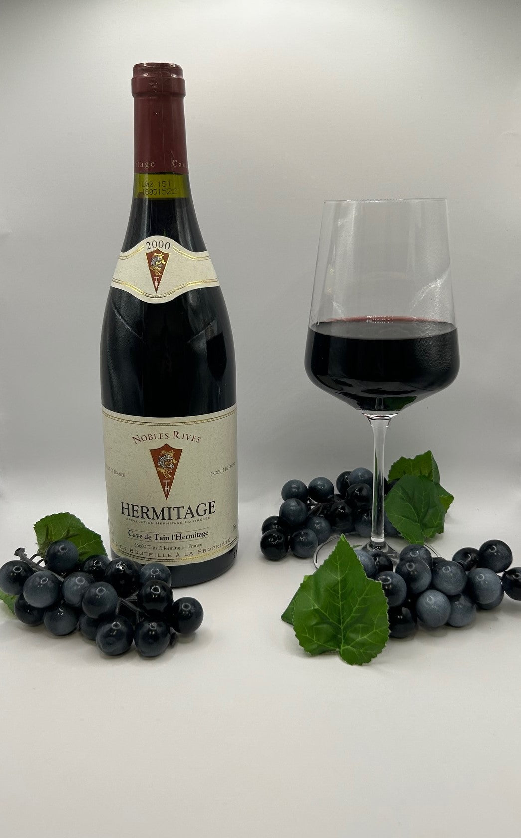 Rotweinflasche mit Weinglas und Trauben – edler Rotwein kaufen