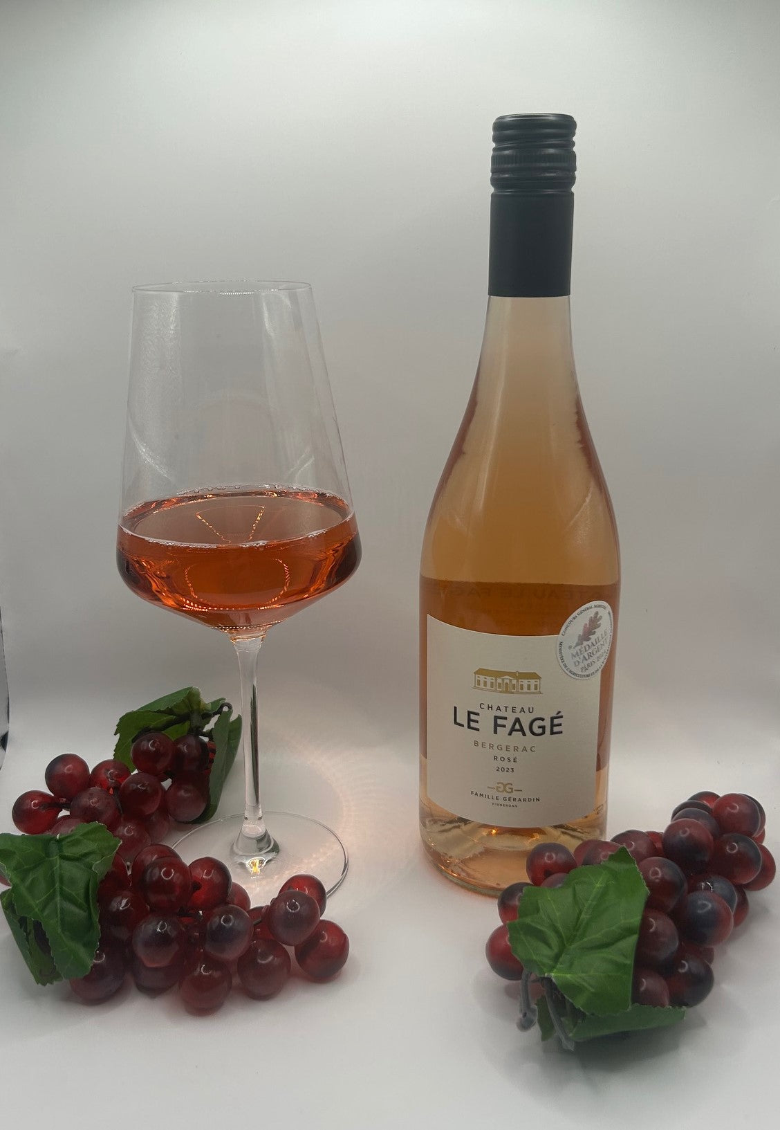 Roséwein mit Glas auf Terrasse – sommerlicher Roséwein online kaufen
