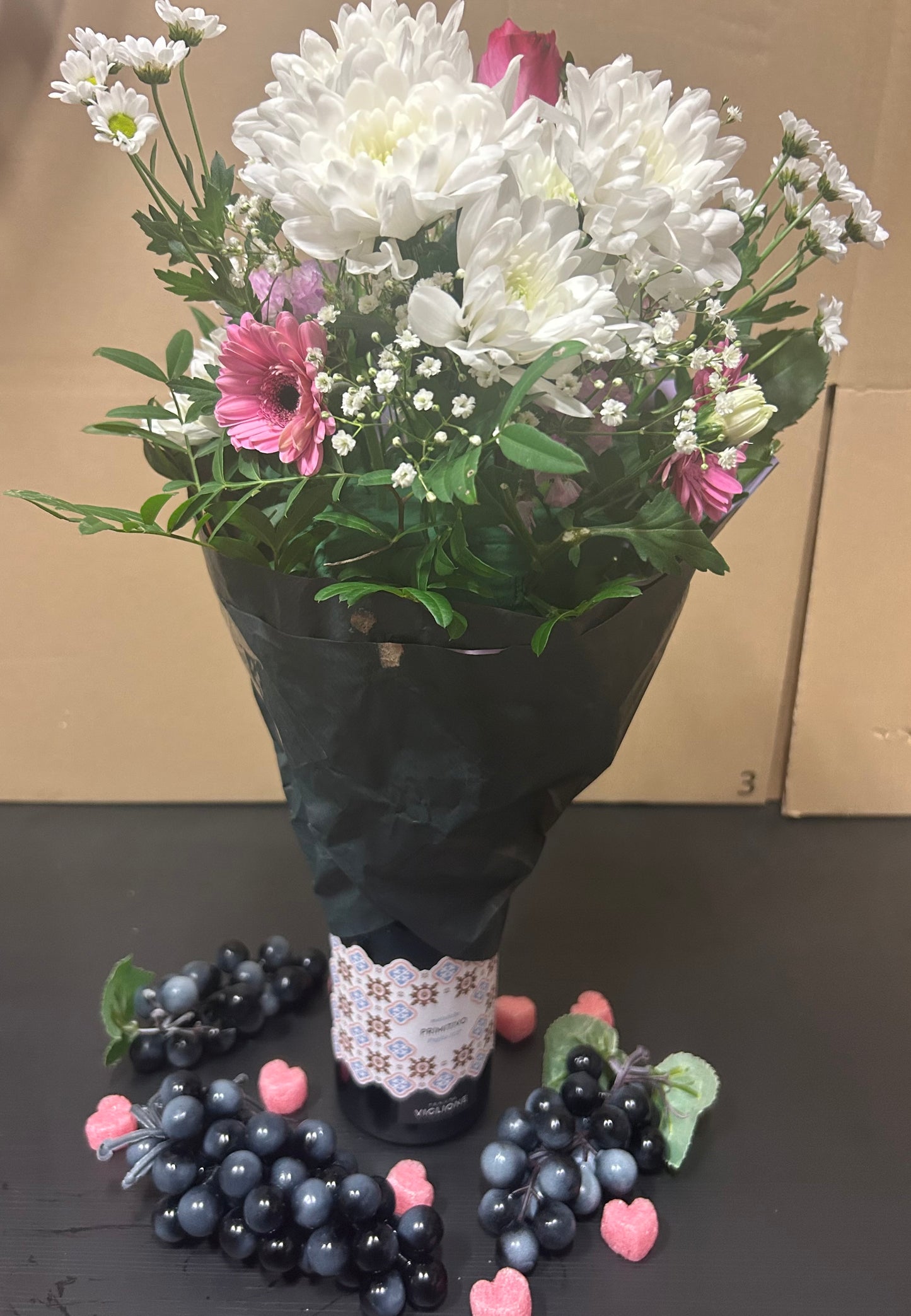 Blumen-Gesteck für Weinflaschen – Valentinstag Geschenkidee | Wein separat