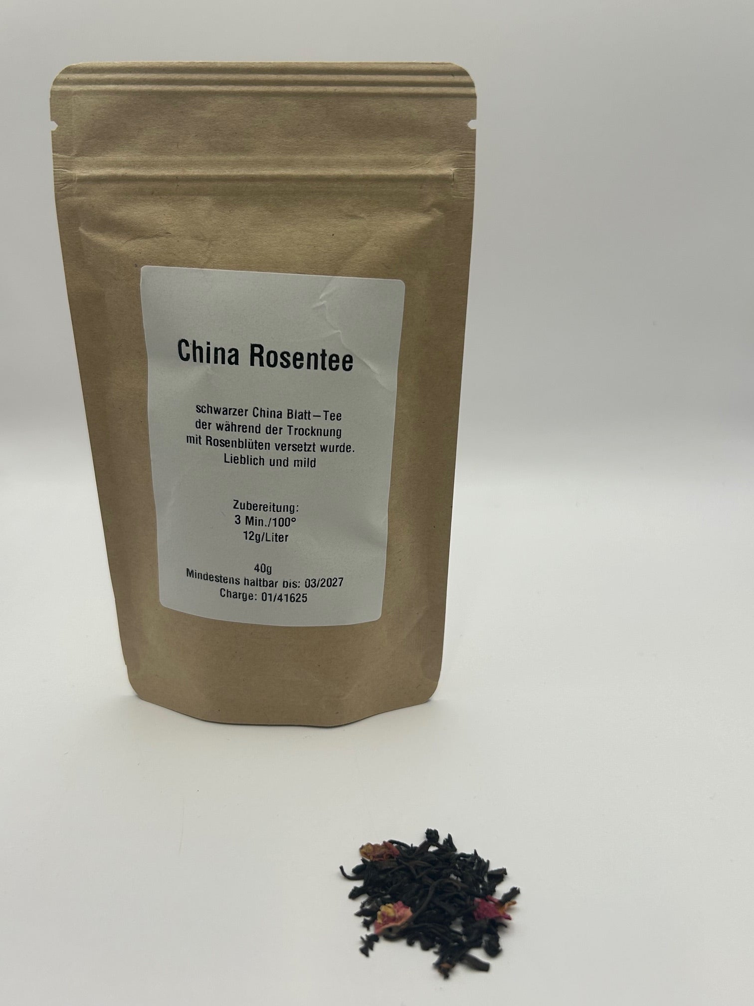 Loser China Rosentee mit sichtbaren Rosenblüten in eleganter Verpackung von Weinamt