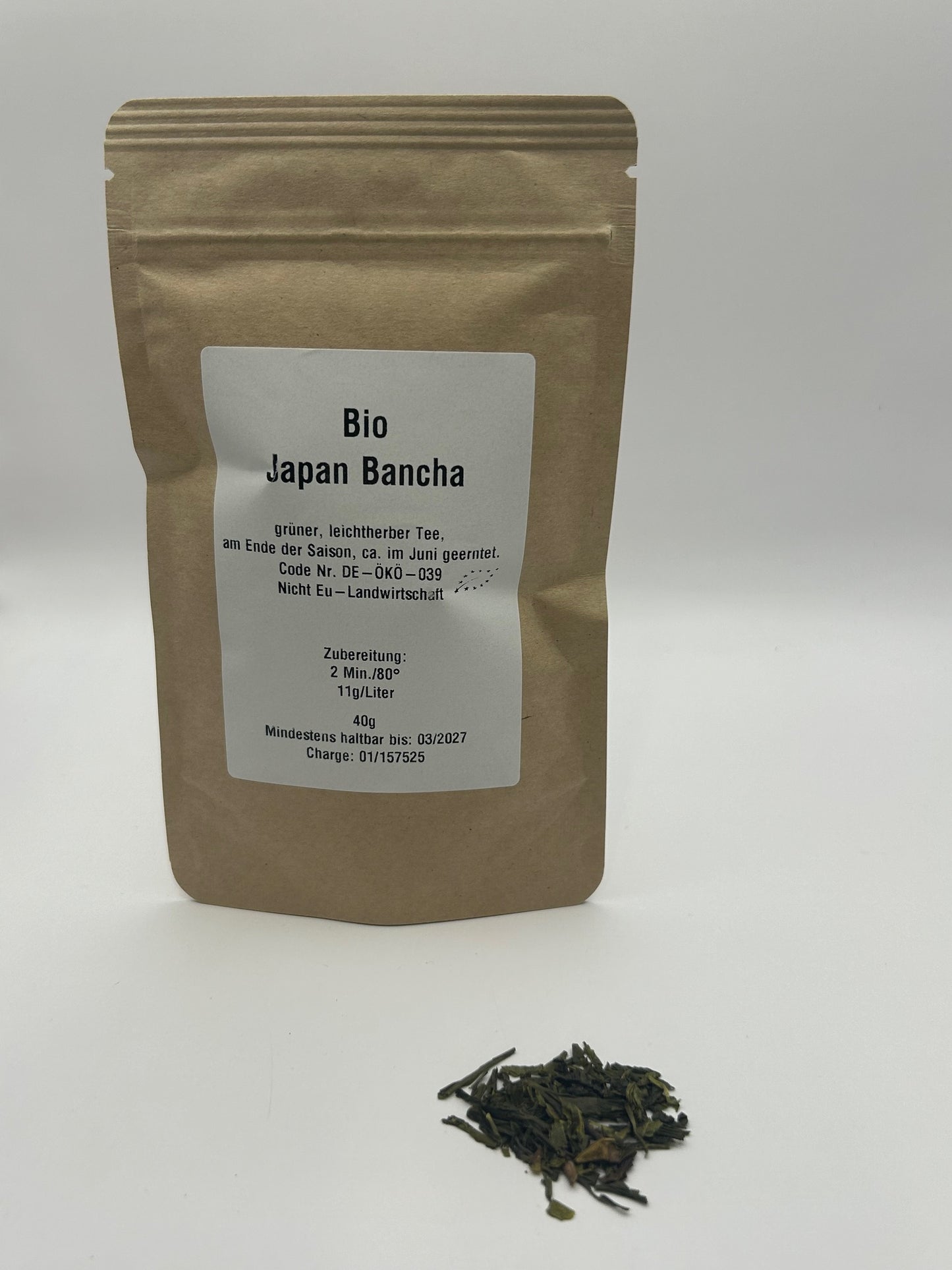 Bio Bancha Tee aus Japan in loser Form mit Blättern in Nahaufnahme – Produkt von Weinamt