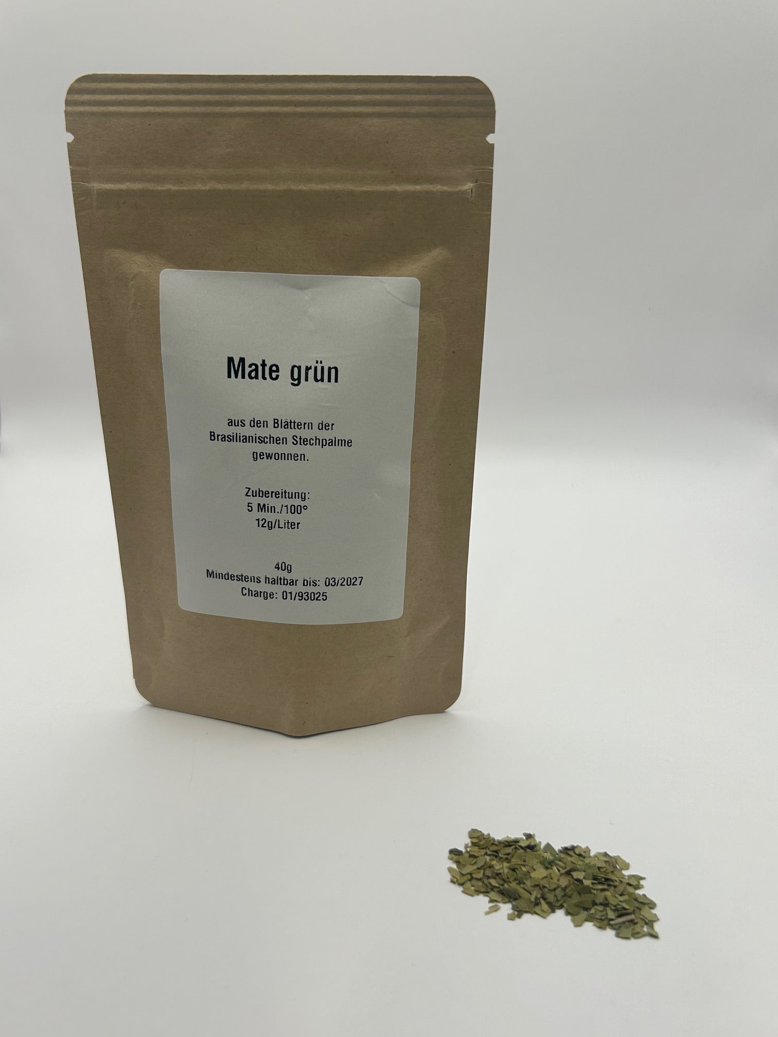 Grüner Mate Tee lose mit Kalebasse und Bombilla serviert – Produkt von Weinamt