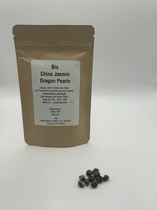 Bio Jasmin Dragon Pearls als lose Perlen mit Jasminblüten dekoriert – Produkt von Weinamt