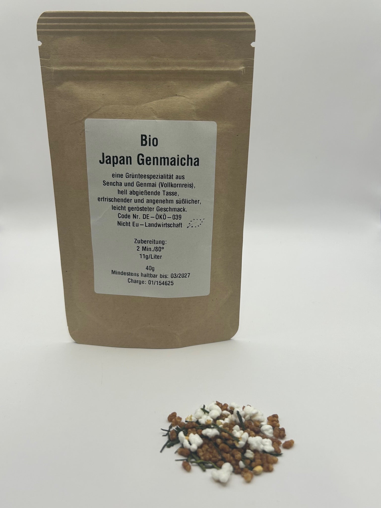Bio Genmaicha Tee mit Reiskörnern und Blättern in Teeschale – Produkt von Weinamt