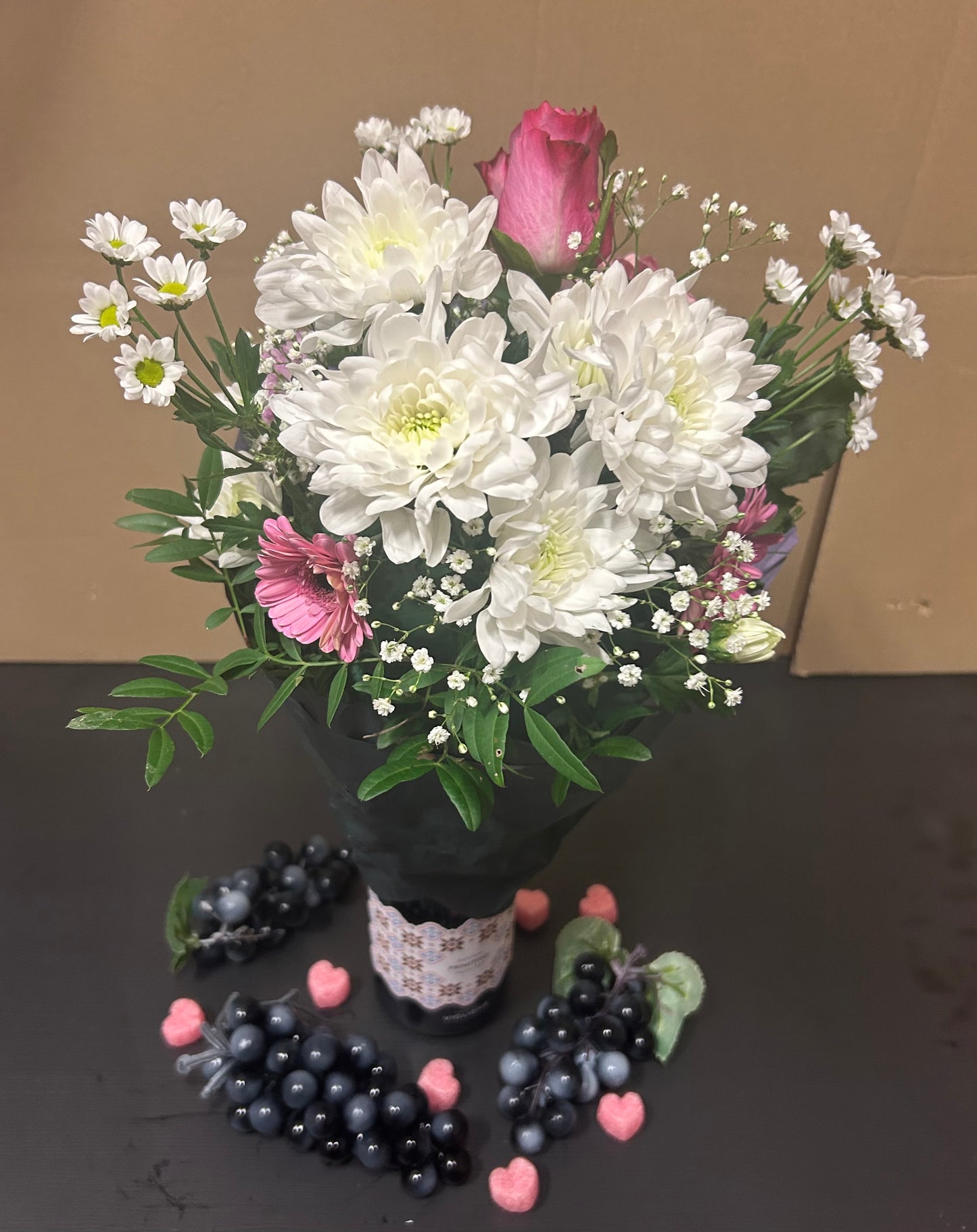 Blumen-Gesteck für Weinflaschen – Valentinstag Geschenkidee | Wein separat