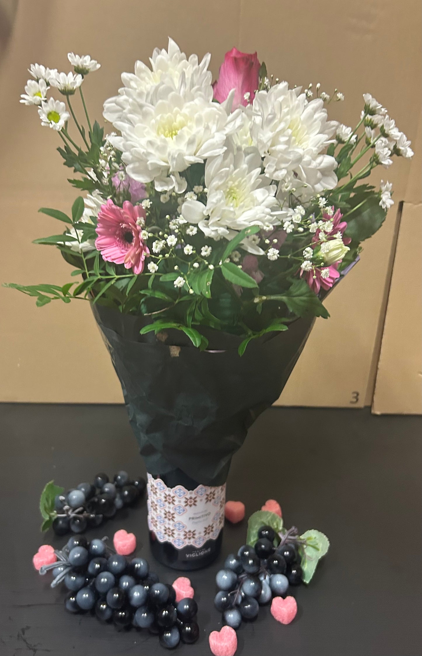 Blumen-Gesteck für Weinflaschen – Valentinstag Geschenkidee | Wein separat